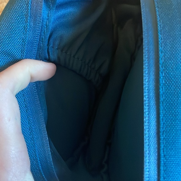 Beats headphone case (DOES NOT INCLUDE THE HEADPHONES) - Picture 5 of 5